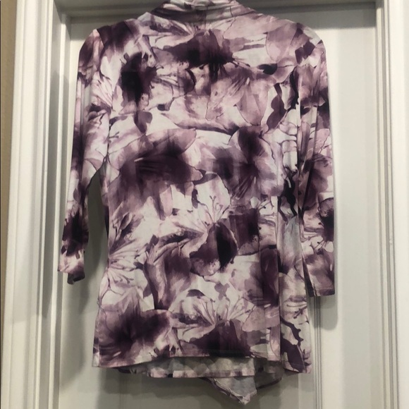 Jennifer Lopez Top. Flattering. Size Medium - Picture 5 of 8